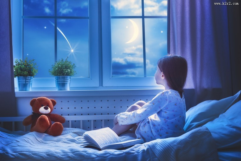 讲故事的母女图片