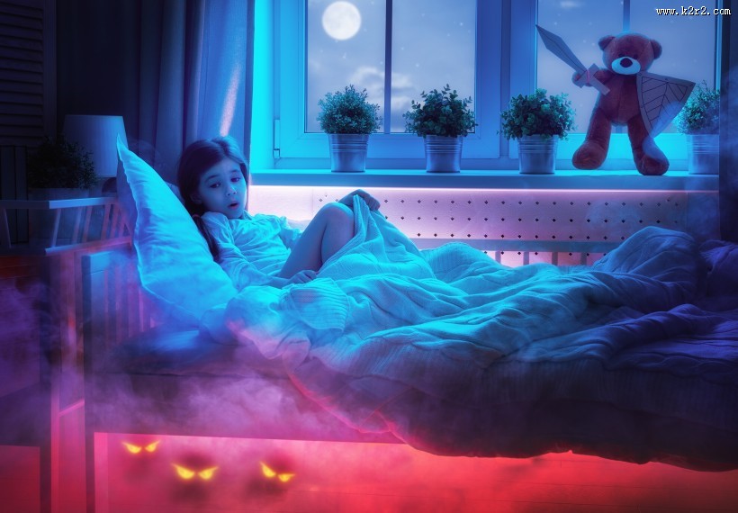 讲故事的母女图片