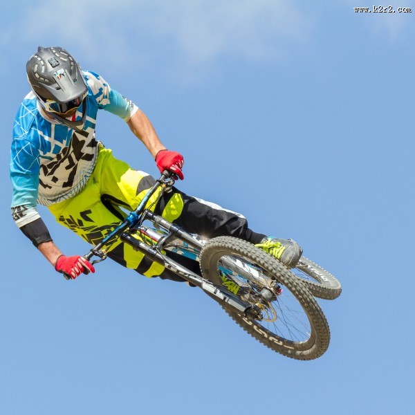 骑越野自行车的人图片