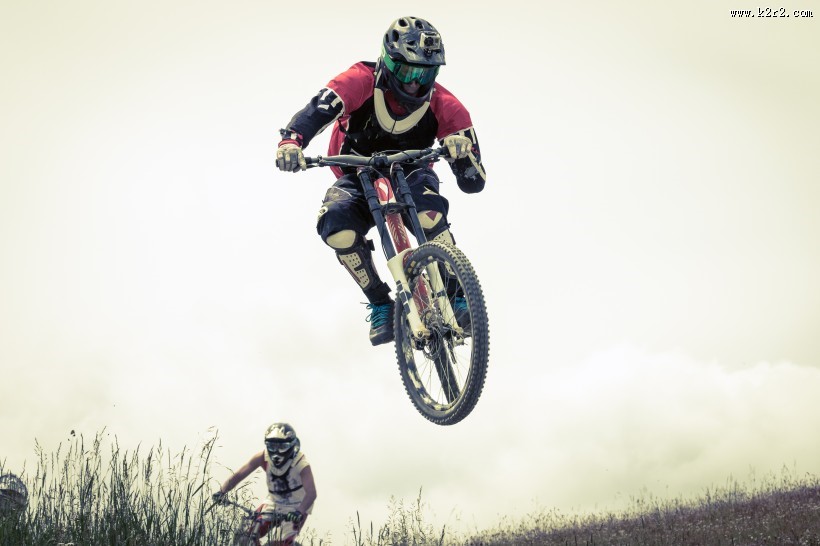 骑越野自行车的人图片