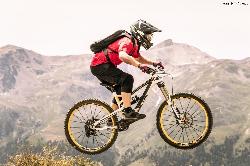 骑越野自行车的人图片