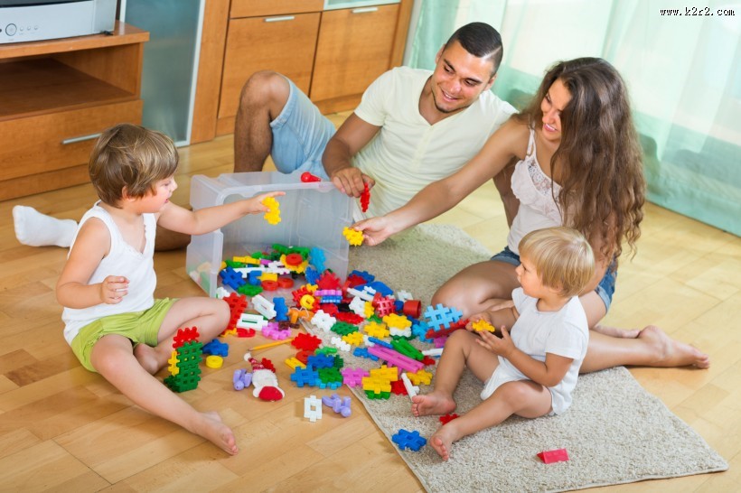 父母居家陪孩子玩耍图片