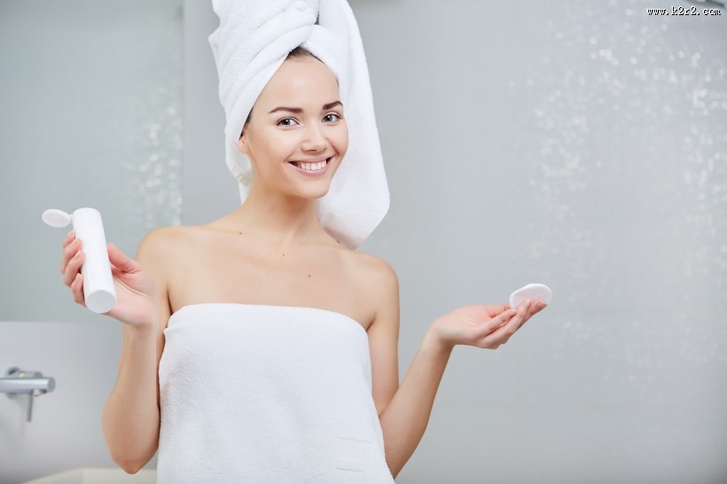 披着浴巾护肤化妆的美女图片