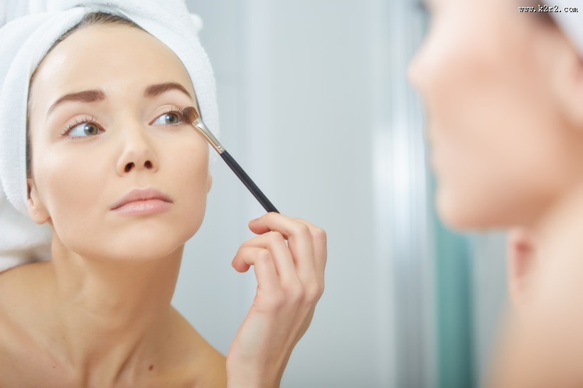 披着浴巾护肤化妆的美女图片