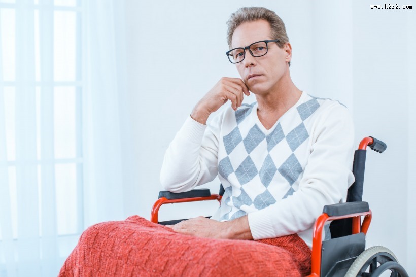 轮椅上的残疾人图片大全