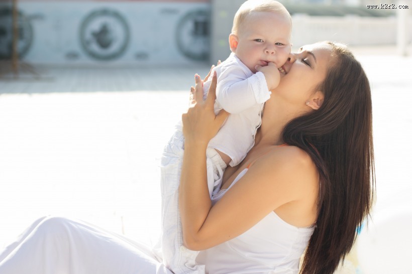 妈咪与宝宝一起玩耍的图片