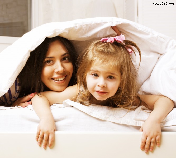 母亲和女儿在家玩耍的图片大全
