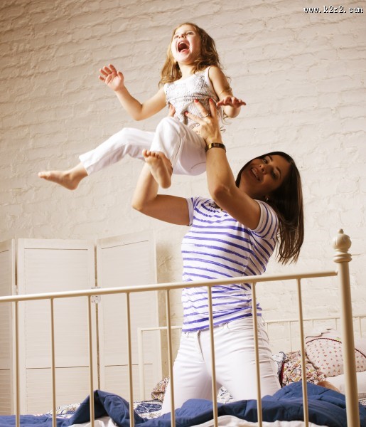 母亲和女儿在家玩耍的图片大全