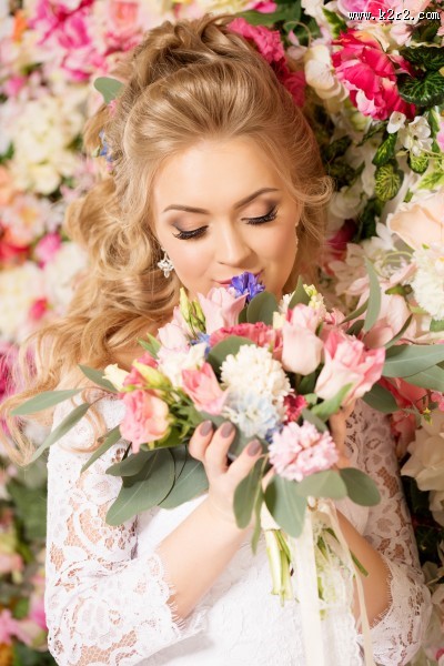 花朵中的美女图片大全