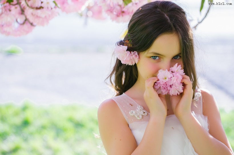美丽的花朵和可爱的女孩图片