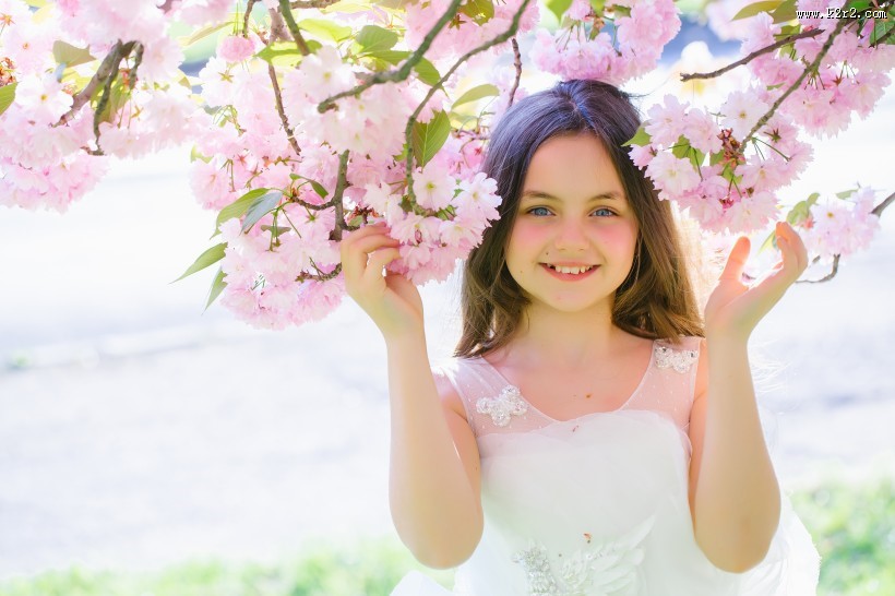 美丽的花朵和可爱的女孩图片