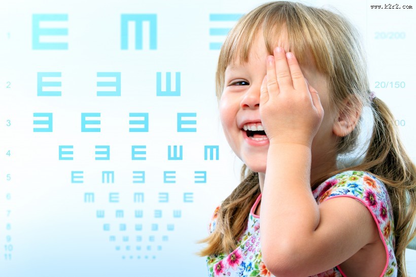 检查近视的孩子图片