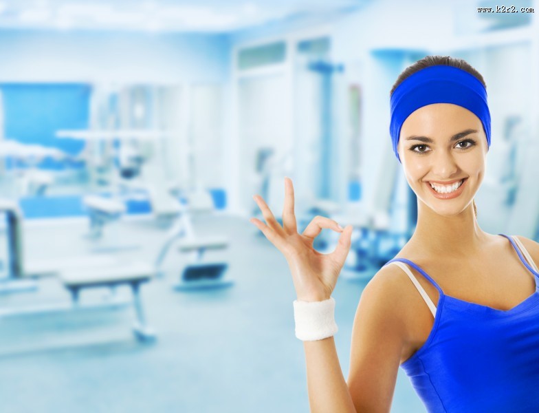 在健身房运动的微笑美女图片