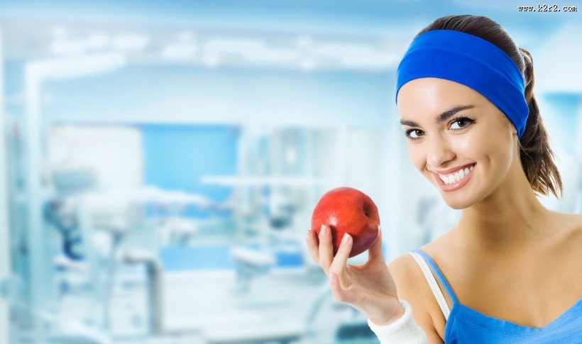 在健身房运动的微笑美女图片