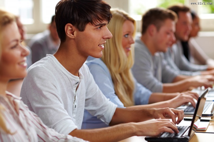 教室里学习的大学生图片