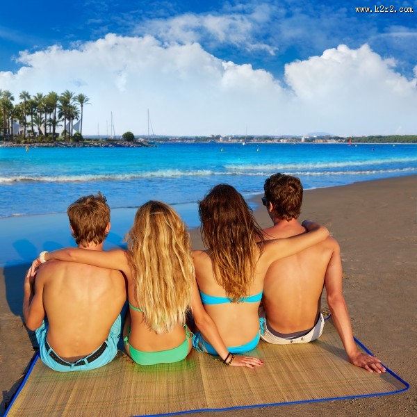 海边穿泳装的年轻人图片