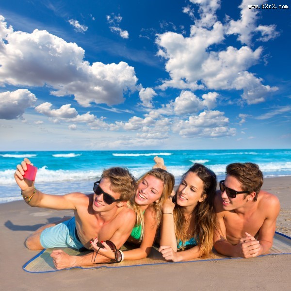 海边穿泳装的年轻人图片