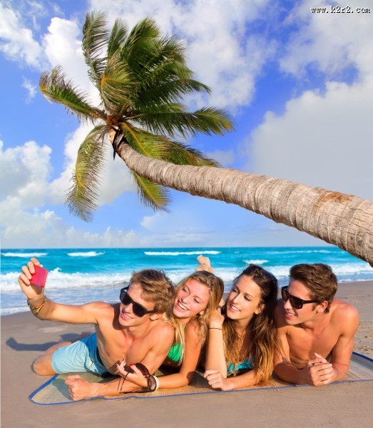 海边穿泳装的年轻人图片