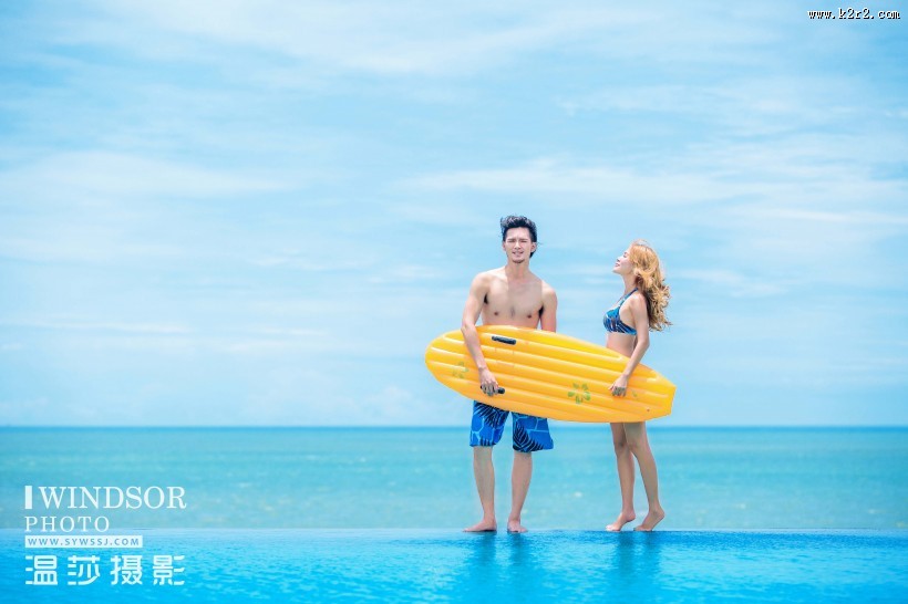 海边穿泳装的年轻人图片