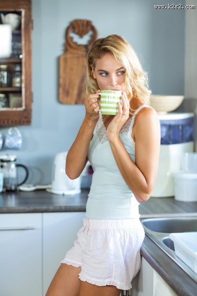 悠闲喝茶的美女图片大全