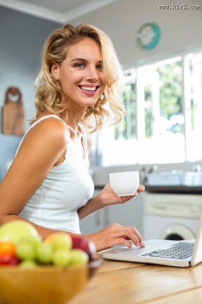 悠闲喝茶的美女图片大全