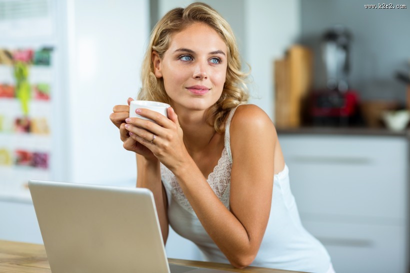 悠闲喝茶的美女图片大全