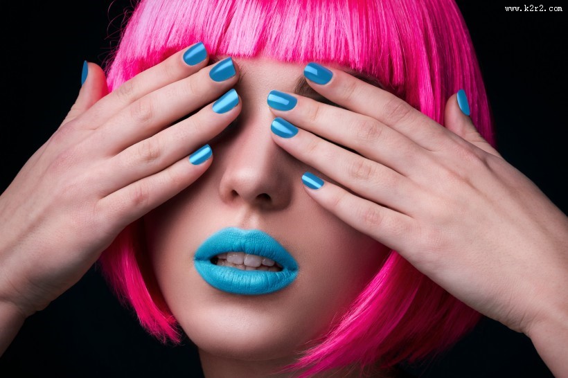 红头发彩妆美女图片