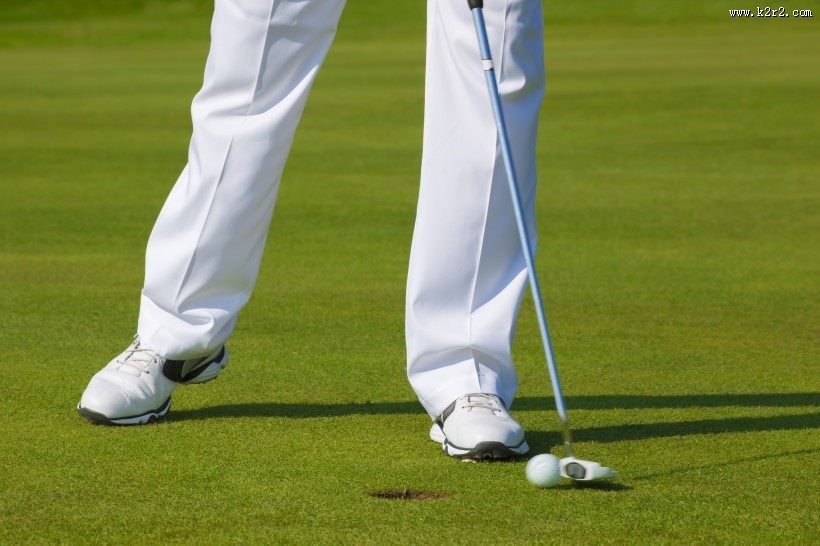 草地打高尔夫的男人图片大全