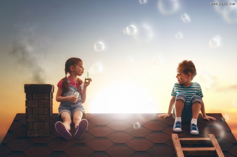 可爱儿童在屋顶的幻想图片