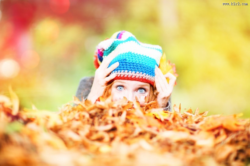 金黄色枫叶和美女图片