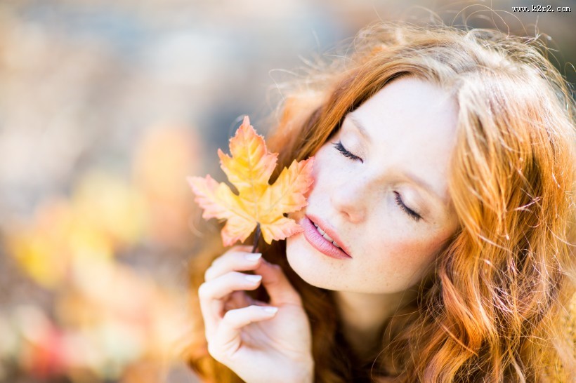 金黄色枫叶和美女图片