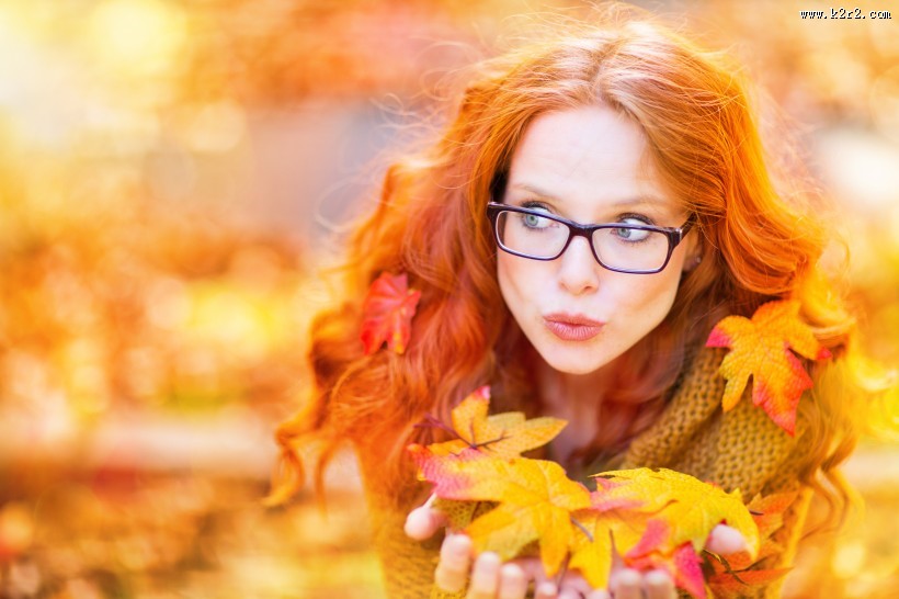 金黄色枫叶和美女图片