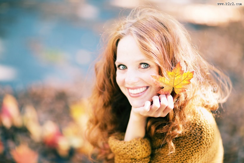 金黄色枫叶和美女图片
