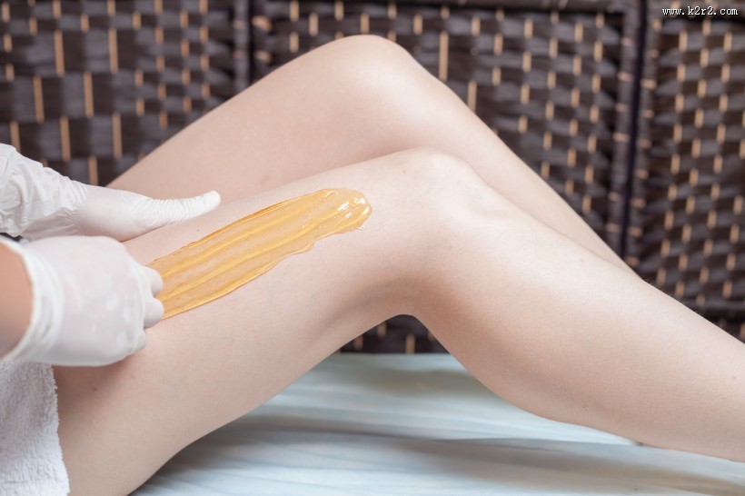 美女做蜜蜡脱毛SPA护理的图片