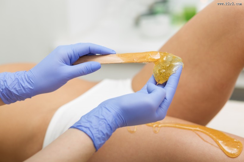 美女做蜜蜡脱毛SPA护理的图片