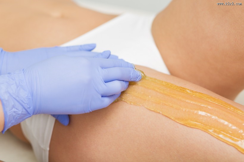美女做蜜蜡脱毛SPA护理的图片
