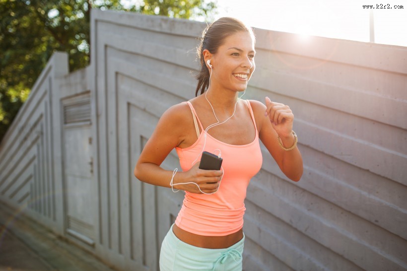 进行跑步运动的美女图片