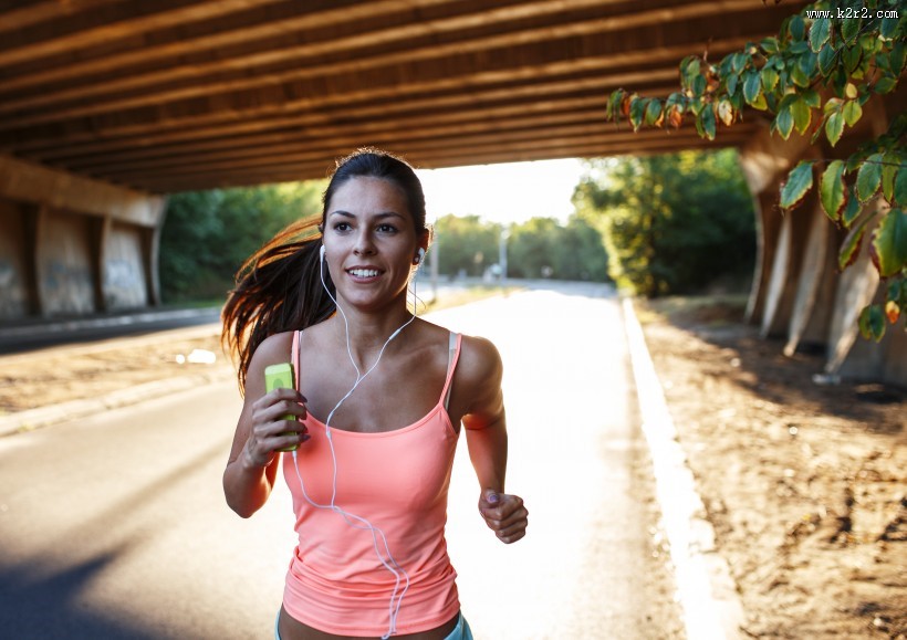 进行跑步运动的美女图片