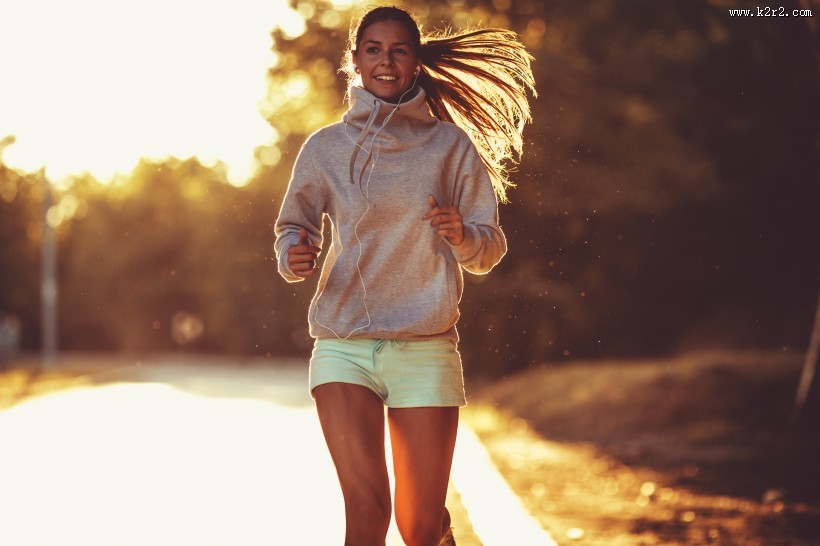 进行跑步运动的美女图片