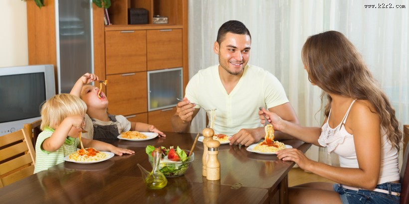 餐桌上家庭聚餐的一家人图片