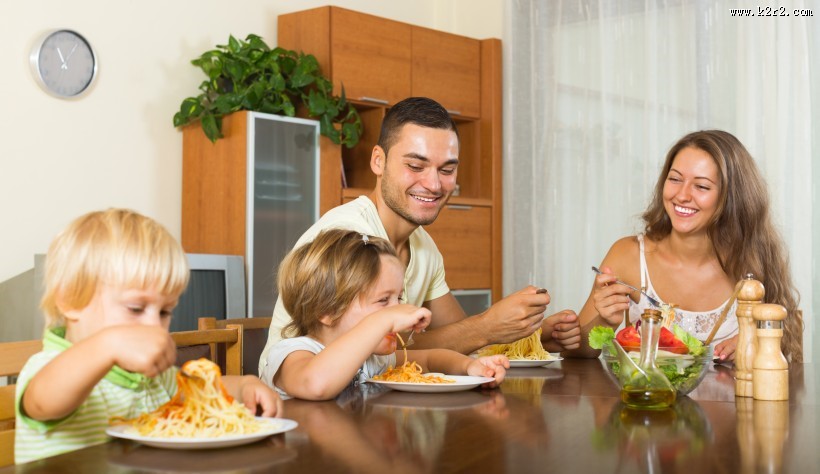 餐桌上家庭聚餐的一家人图片