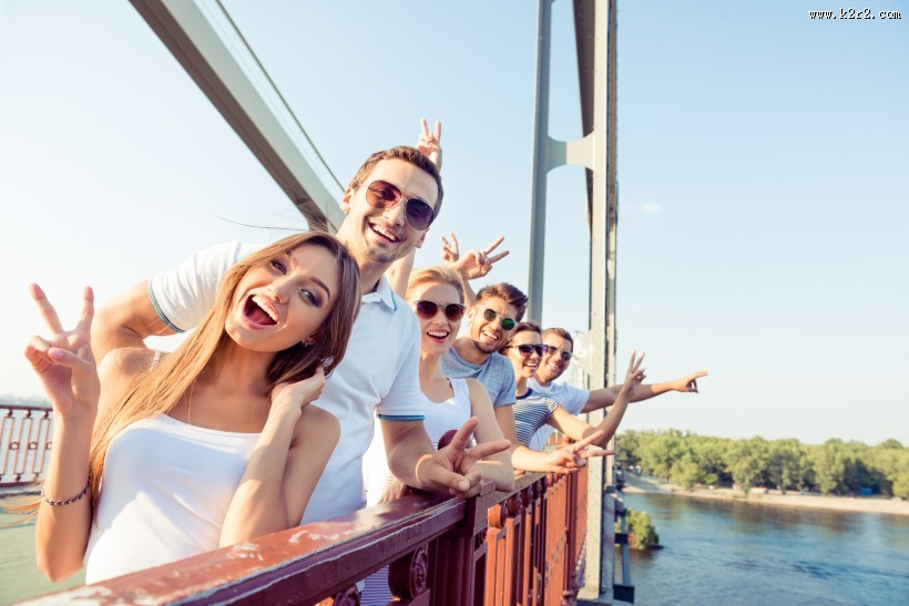 欧洲时尚青年假期户外游玩图片