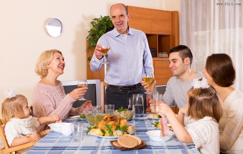 温暖的家庭餐桌上聚餐图片