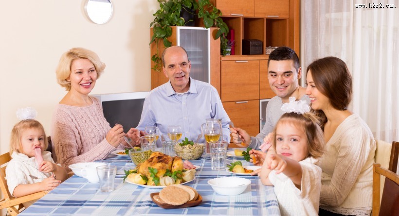 温暖的家庭餐桌上聚餐图片