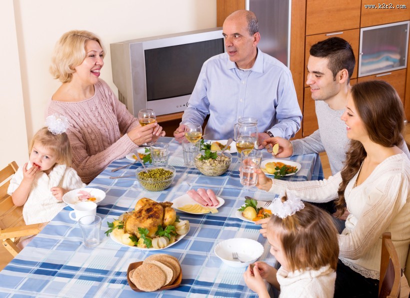 温暖的家庭餐桌上聚餐图片