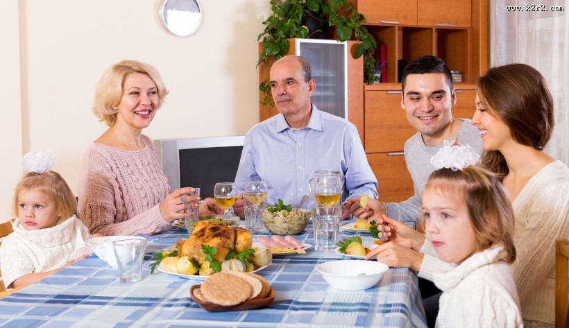 温暖的家庭餐桌上聚餐图片