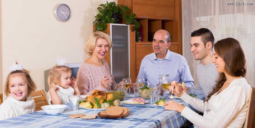 温暖的家庭餐桌上聚餐图片