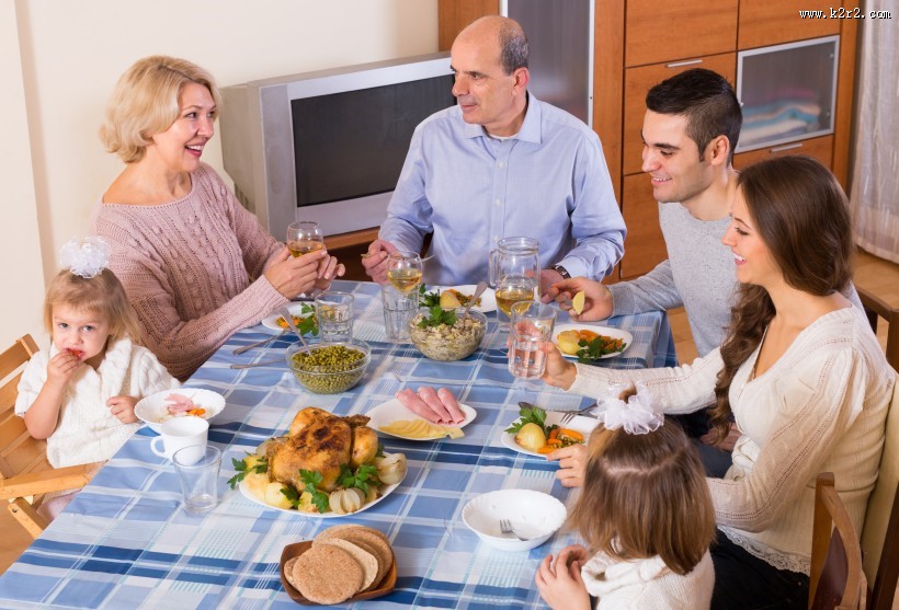温暖的家庭餐桌上聚餐图片