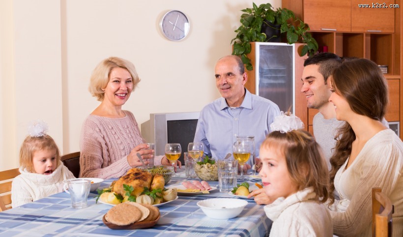 温暖的家庭餐桌上聚餐图片