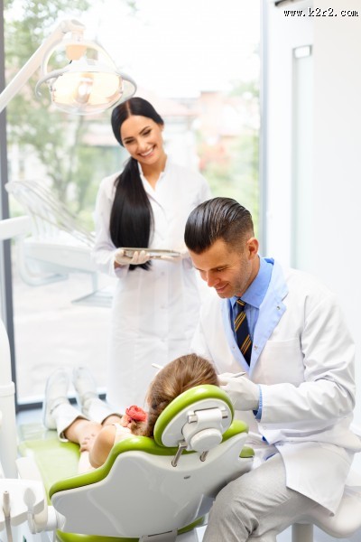 牙科医生与病人图片